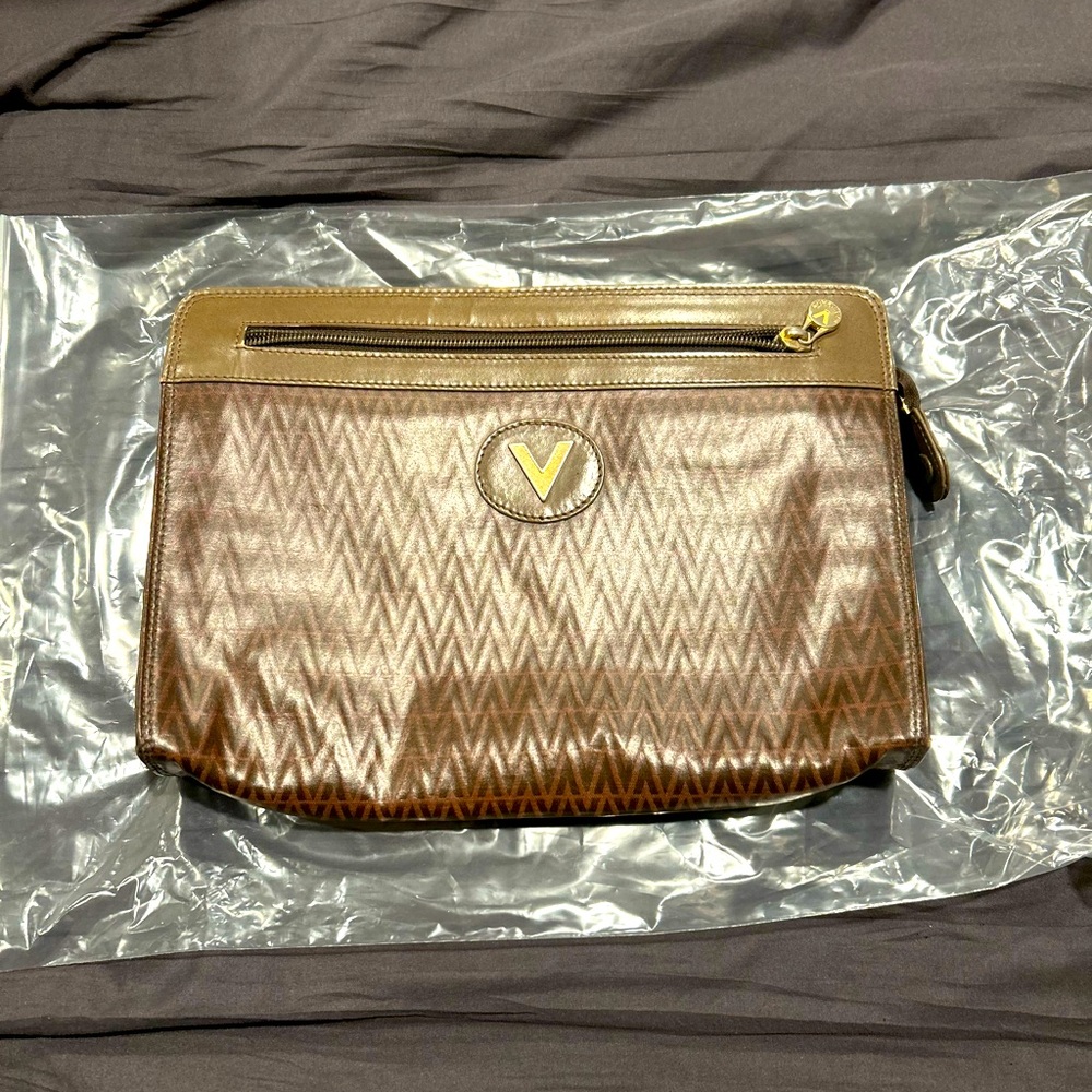 - 👜 Mario‎ Valentino chocolate brown clutch. In great condition.